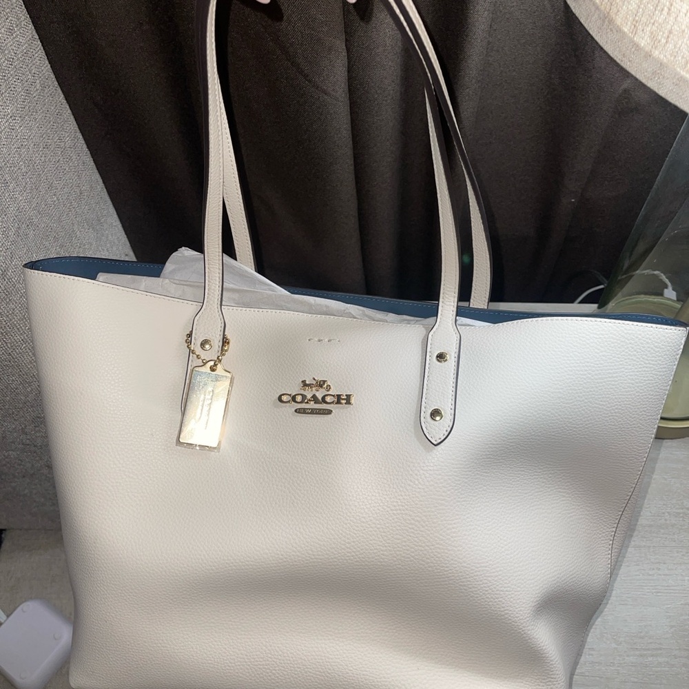 COACH LTH TOWN TOTE IN CHALK